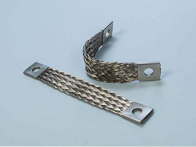 Heat-resistant flexible terminal with flat braided wire