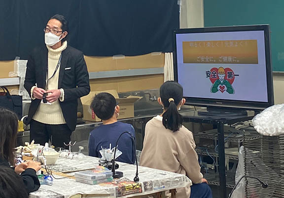 An FEPS employee gives a lecture at an elementary school. He is teaching children about the benefits of electricity