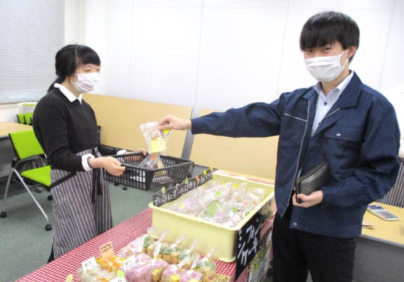 Cookie sales in collaboration with the Yokohama City Health and Welfare Bureau and the NPO Asta Eda